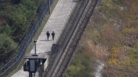 Des soldats sud-coréens patrouillent le long de la Zone démilitarisée (DMZ) à Paju, au nord de Séoul, le 20 octobre 2026