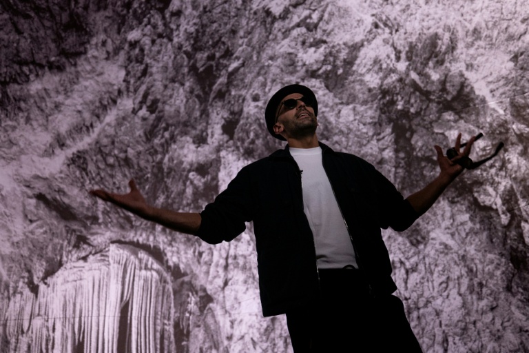 L'artiste français JR porte des lunettes de réalité augmentée Specs à l'intérieur de sa dernière œuvre La Caverne du Pont-Neuf à Paris, le 15 juin 2026