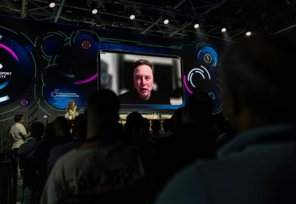 Elon Musk sur un écran lors d'un session de questions-réponses à Tel Aviv le 18 mai 2026