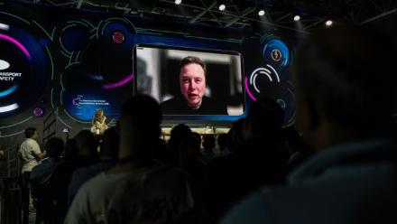 Elon Musk sur un écran lors d'un session de questions-réponses à Tel Aviv le 18 mai 2026