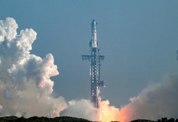 Décollage de la fusée Starship 39 de  SpaceX, vu depuis South Padre Island, au Texas, le 22 mai 2026