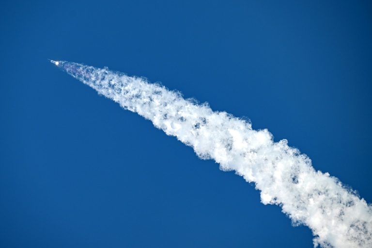 La fusée Starship 39 de SpaceX décolle de Starbase pour son 12e vol d'essai, vue depuis South Padre Island, au Texas, le 22 mai 2026