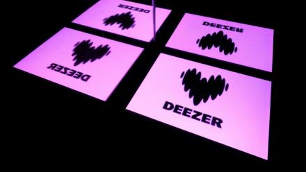 Depuis jeudi, quelques clics suffisent aux utilisateurs des services de streaming pour savoir si des morceaux 100% IA se cachent dans leur playlist, un outil gratuit lancé par la plate-forme Deezer.