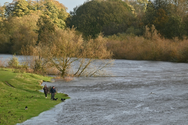 La rivière Eden en crue à Carlisle, dans le nord-ouest de l’Angleterre, le 25 octobre 2026, tandis que la tempête Boelo apporte de forts vents et de fortes pluies sur une grande partie du nord de l’Angleterre