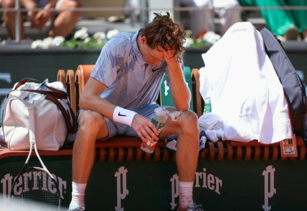 Le N.1 mondial Jannik Sinner tente de se rafraîchir sous une chaleur accablante, lors de son match finalement perdu face à l'Argentin Manuel Cerundolo, le 28 mai 2026 à Roland-Garros