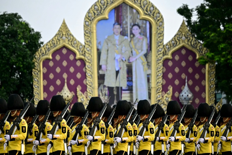 La Garde royale défile devant un portrait du roi de Thaïlande Maha Vajiralongkorn et de la reine Suthida à Bangkok, le 3 décembre 2024