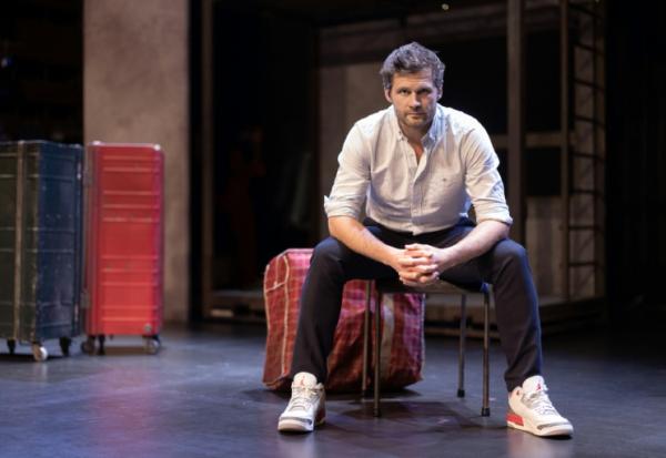 Alexis Michalik le 19 juin 2024, au théâtre de la Renaissance à Paris
