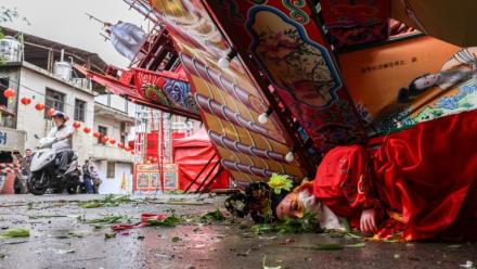 Une structure provisoire, érigée pour une cérémonie taoïste, effondrée sous l'effet des bourrasques du typhon Champi à Keelung, Taïwan, le 24 octobre 2026