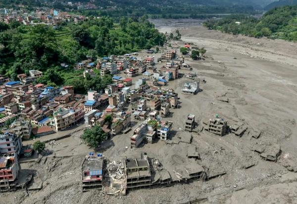 Des maisons en partie ravagées par la crue meurtrière le 26 août à Trishuli Bazar, au Népal