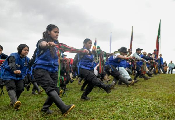 Des gardes indigènes de Colombie lors d'une séance d'entraînement à Caldono dans la région de la Cauca, le 12 octobre 2026, en hommage à la résistances des peuples autochtones après l'arrivée en Amérique de Cristophe Colomb
