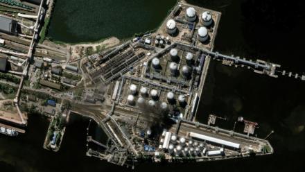 Une image satellite, diffusée par la société Vantor, montre de la fumée s'élevant du terminal pétrolier de Saint-Pétersbourg, en Russie, le 3 juin 2026