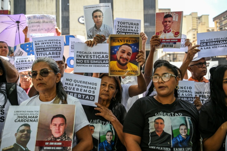 « Nous ne voulons plus de promesses, nous voulons la liberté », peut-on lire sur l’une des pancartes brandies par des proches de prisonniers politiques devant le parquet de Caracas, le 28 mai 2026