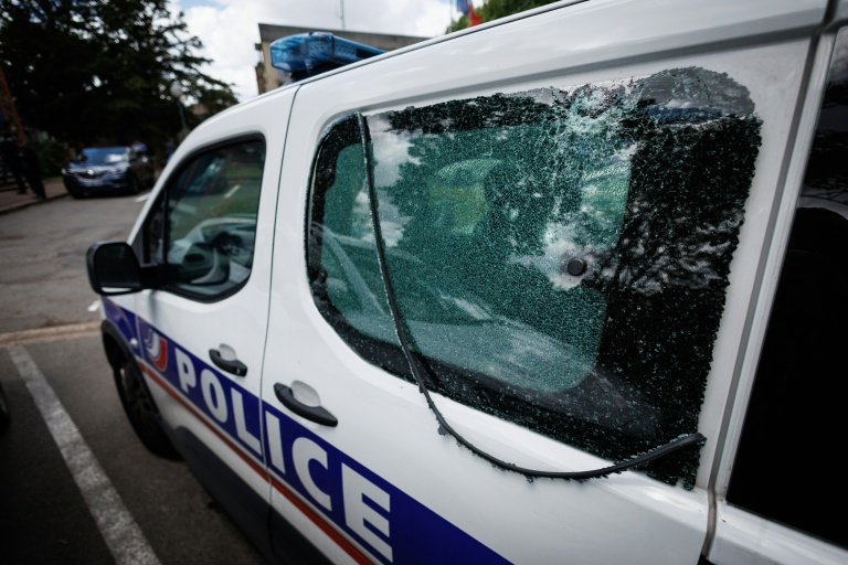 Une voiture de police dont la vitre a été brisée lors des échauffourées qui ont suivi la victoire du PSG en Ligue des champions, à Aulnay-sous-Bois, en Seine-Saint-Denis, le 4 juin 2026