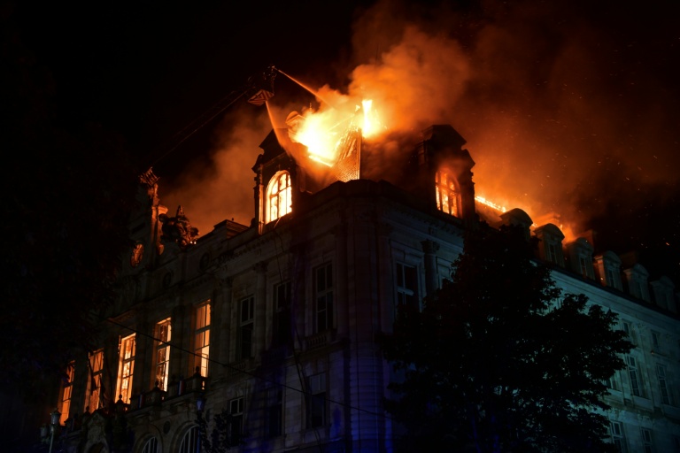 A Limoges, où l'hôtel de ville a été incendié, le maire Guillaume Guérin (LR) a estimé que la police nationale avait 