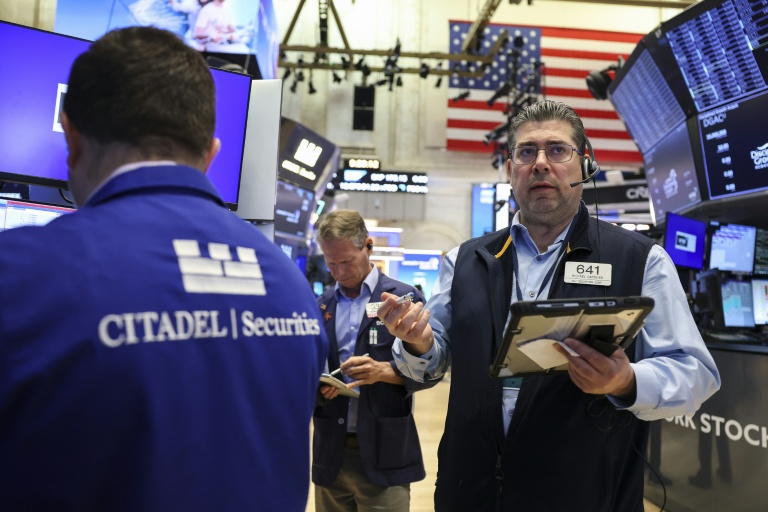 Des opérateurs à la Bourse de New York le 27 mai 2026