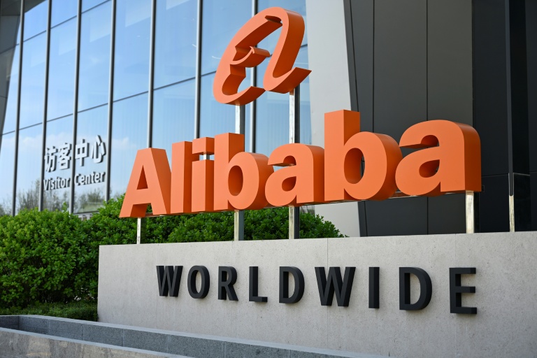 Logo d'Alibaba, devant le siège du groupe, Pékin, le 1e avril 2026