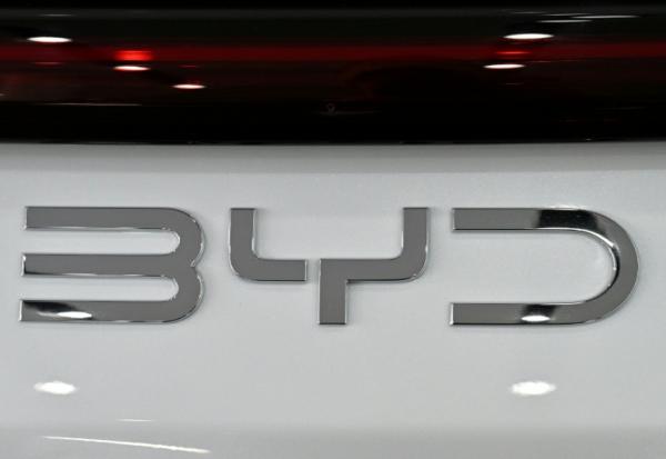 Logo de BYD sur un véhicule du constructeur chinois, Pékin, le 23 avril 2026