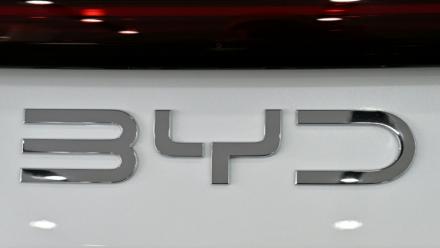 Logo de BYD sur un véhicule du constructeur chinois, Pékin, le 23 avril 2026