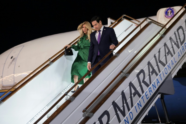 Le secrétaire d’État américain Marco Rubio et son épouse, Jeanette Rubio, à leur arrivée à l’aéroport de Samarcande, en Ouzbékistan, le 18 octobre 2026