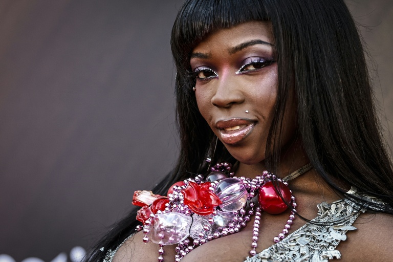 La chanteuse et rappeuse franco-congolaise Theodora à son arrivée à la 4e édition des Flammes à la Seine Musicale, à Boulogne-Billancourt, dans les Hauts-de-Seine, le 23 avril 2026