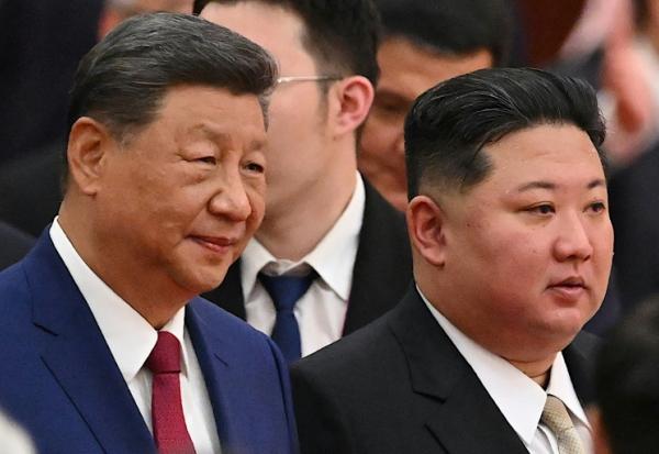 Le président chinois Xi Jinping (à gauche) et le dirigeant nord-coréen Kim Jong Un le 3 septembre 2025 lors d'un défilé marquant la fin de la Seconde Guerre mondiale, à Pékin