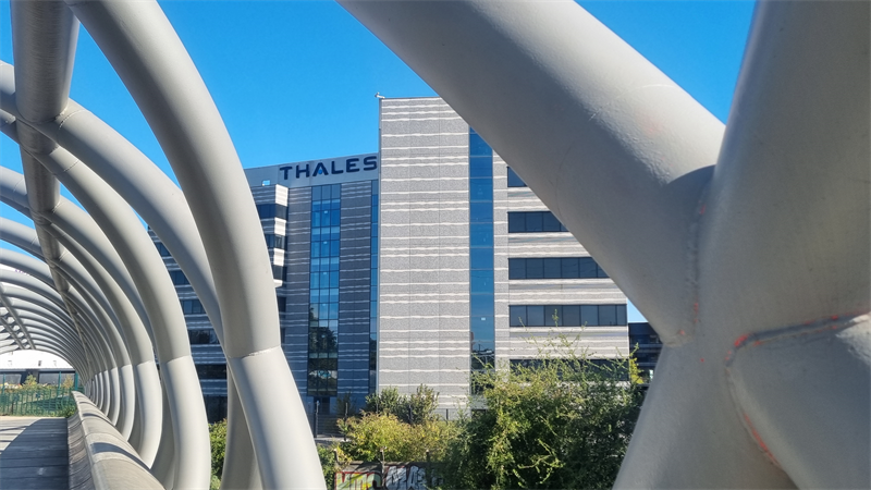 Thales accélère dans les semi-conducteurs avec Radiall et Foxconn
