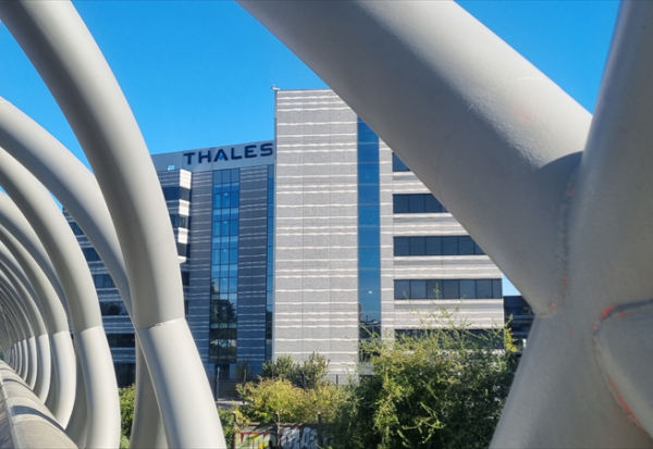 Thales accélère dans les semi-conducteurs avec Radiall et Foxconn