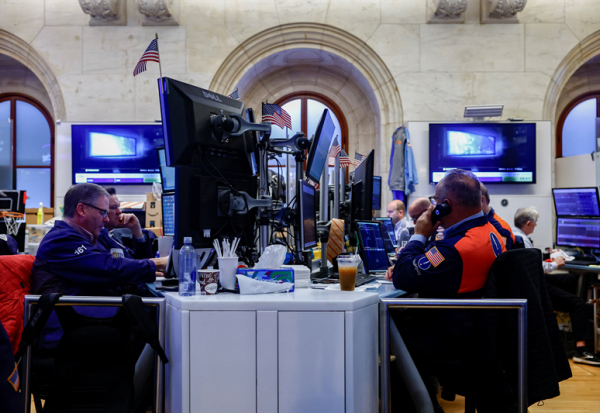 Wall Street dans le vert avant la Fed, Alphabet, Microsoft et Amazon