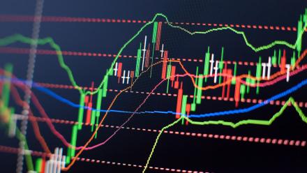 Le dollar signe un pic de 18 mois, puis recule