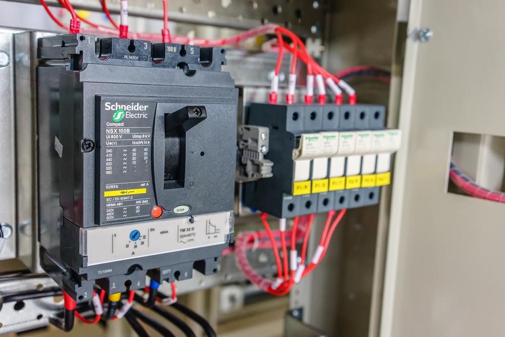 Schneider Electric renforcé par Berenberg et au coeur d'un méga-projet d'IA de SoftBank en France