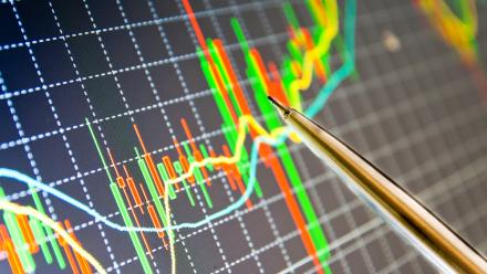 Wall Street avance avant le Memorial Day, portée par les résultats et la détente du brut